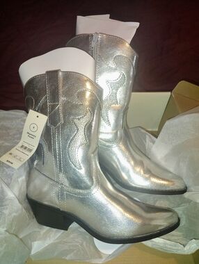 Women's No Boundaries Metallic Silver Western Cowboy Boots - Pointed Toe